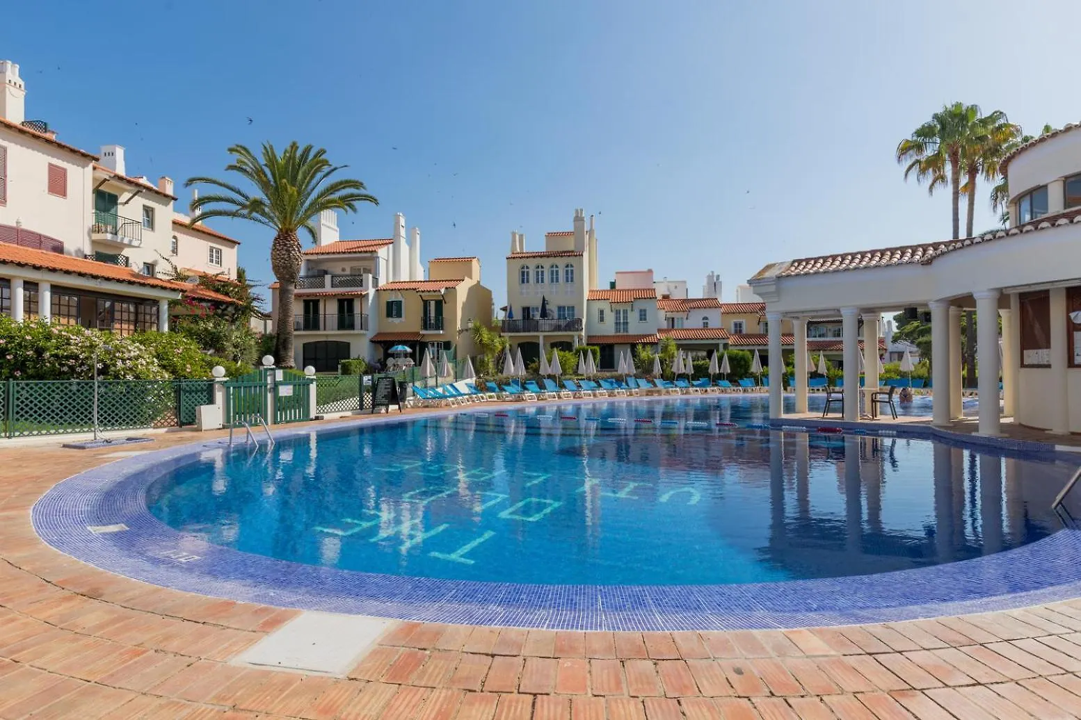 Modern Retreat: 3 Bedroom Villa In The Old Village Quarteira Holiday park