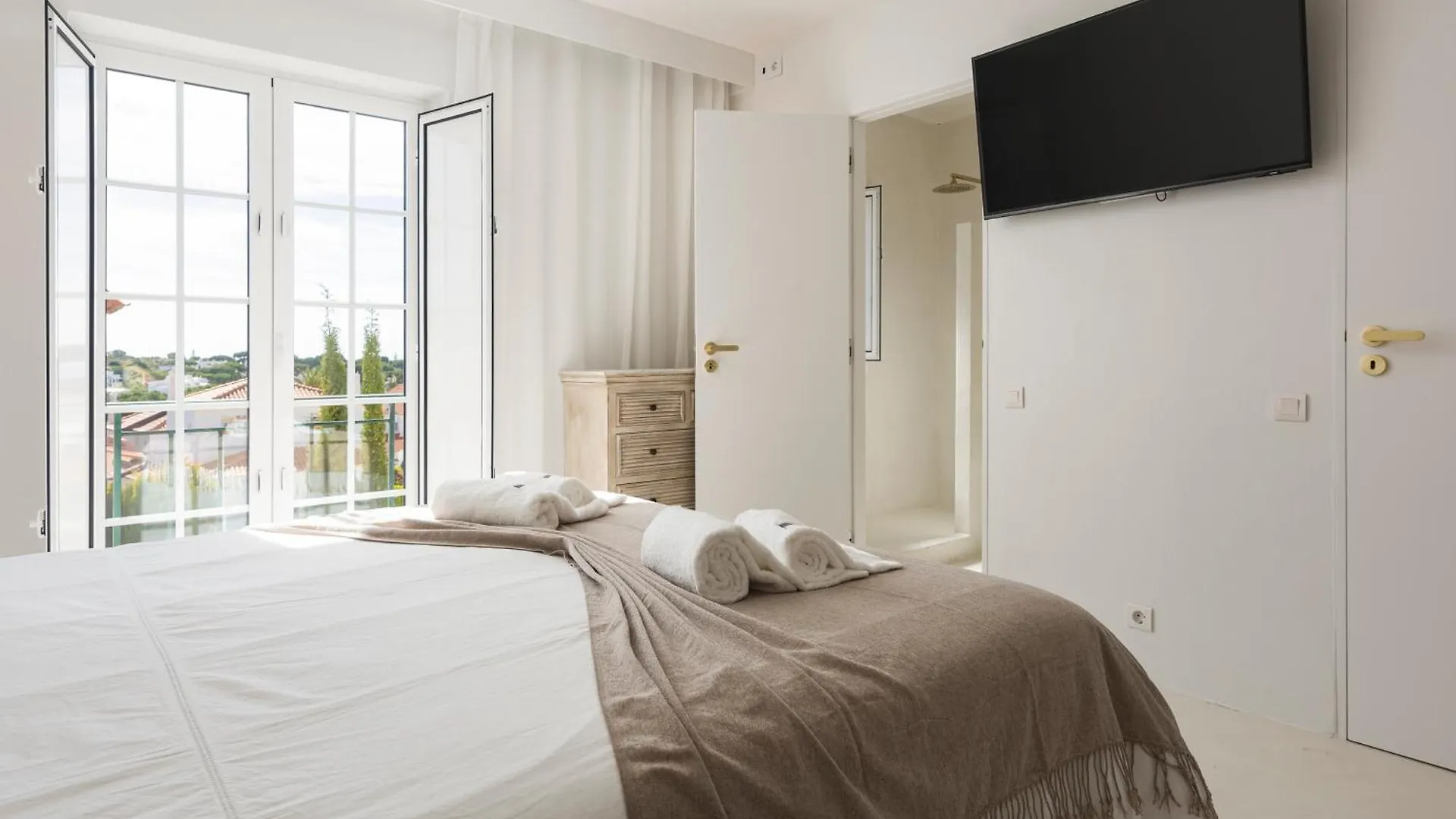 Modern Retreat: 3 Bedroom Villa In The Old Village Quarteira Holiday park
