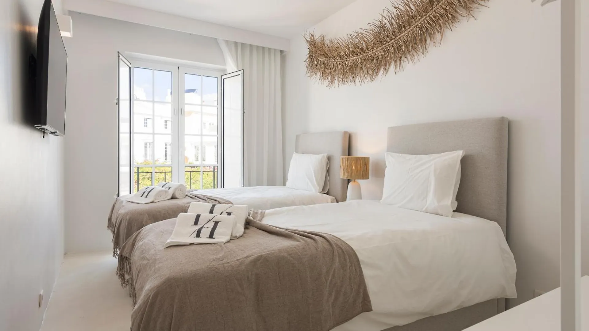 Modern Retreat: 3 Bedroom Villa In The Old Village Quarteira