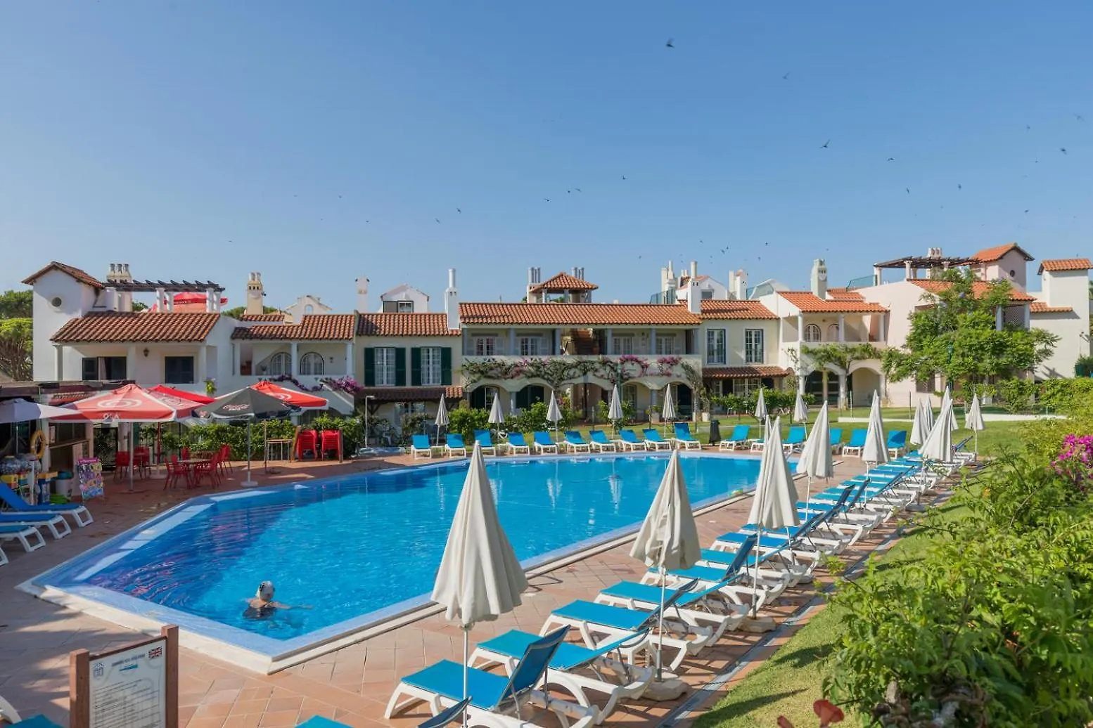 Modern Retreat: 3 Bedroom Villa In The Old Village Quarteira
